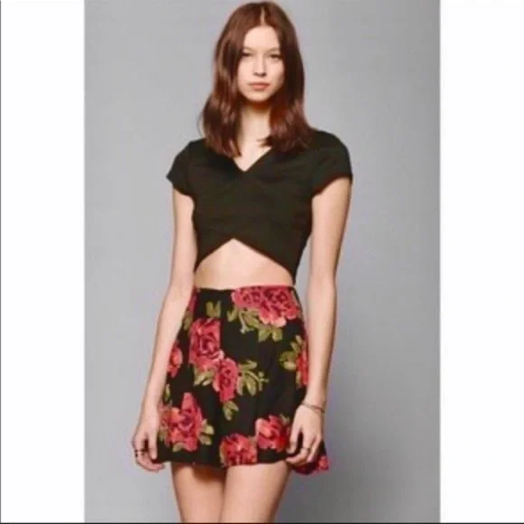 UO Kimchi Blue High Waist Floral Rose Print Shorts 12 - Picture 1 of 5